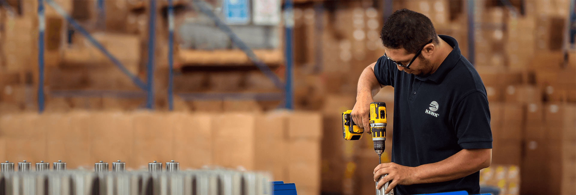 Trabajador de altura con equipo de seguridad HAWK