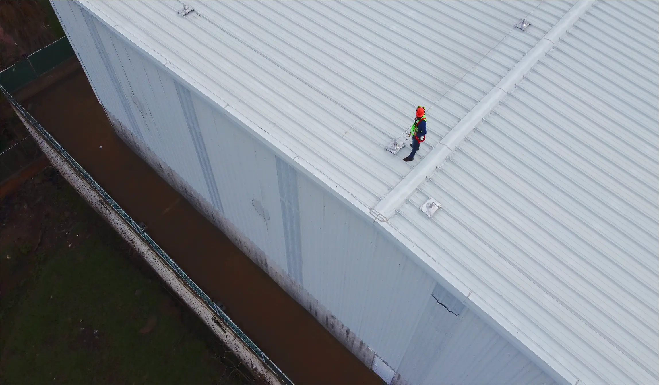 Trabajador de altura con equipo de seguridad HAWK